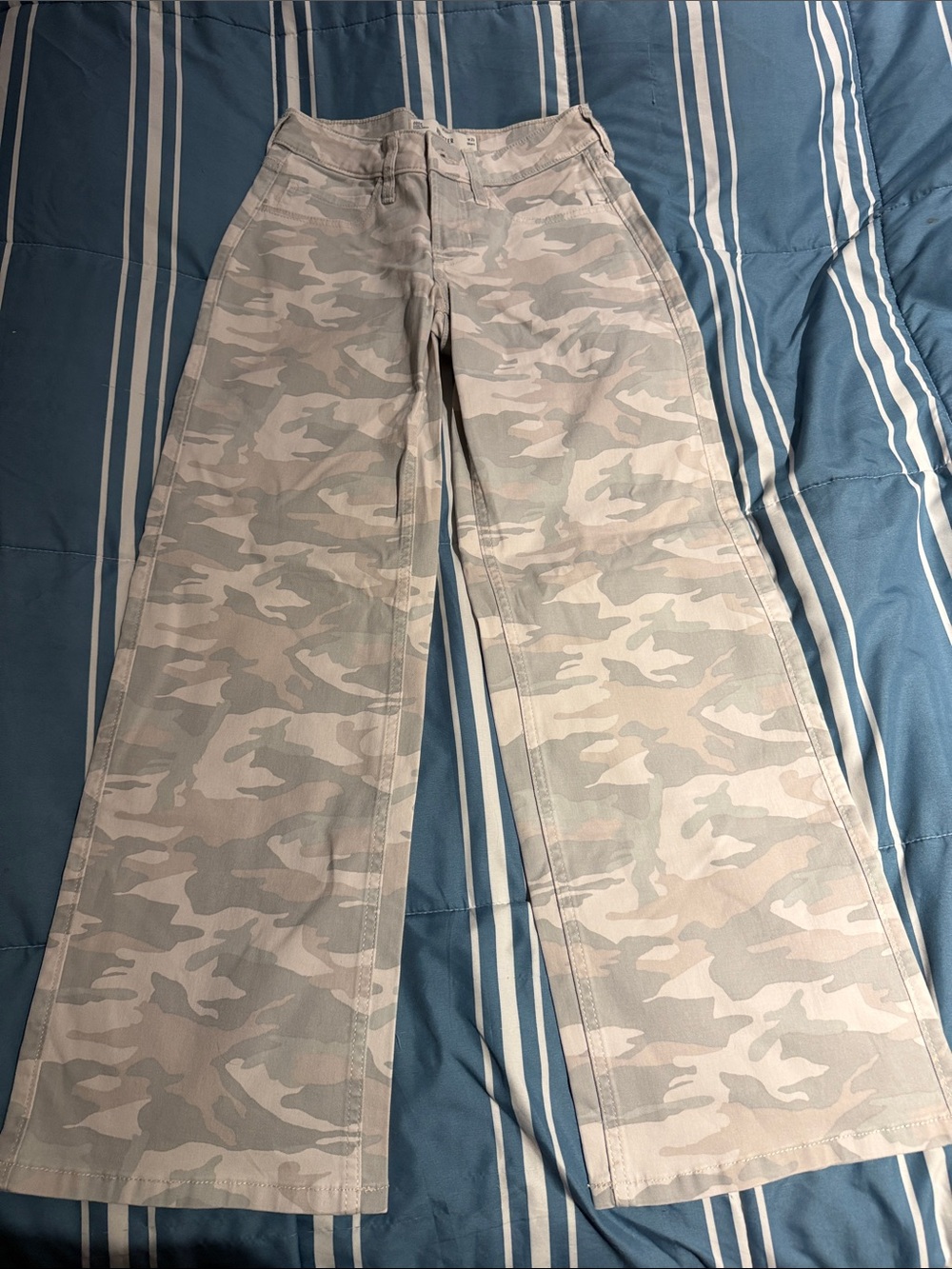 Hollister Light Gray Camo Wide-Leg Jeans NWOT